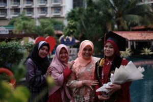 Wisudawan & Staff Wisudawan & Staff